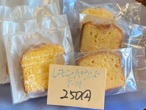 １月１２日月曜日　祝日
本日も元気にオープンしております😊
昨日に引き続き焼き菓子販売しております🍪
暖かな珈琲と美味しいスイーツ
ありますよ〜✨
皆様のお越しをお待ちしております😊

#カヌレ
#洋梨タルト
#レモンパウンドケーキ
#あんことサツマイモのパイ
#自家焙煎珈琲