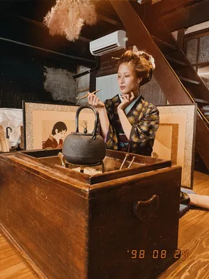 店内に日本髪の方々がいる風景
古民家の雰囲気にマッチして
洋服姿が反対に浮く空間☺️
あちこちで写真を撮ってみなさん楽しまれていました♪
店内が写真スタジオに😊

日本髪と着物、すごく素敵でした💓
またワークショップしていただけたら嬉しいです
ご